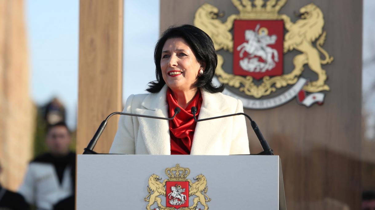 Gürcüstanın ilk qadın prezidenti and içdi