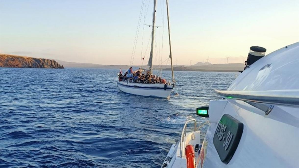 A Guarda Costeira turca resgata quase 400 refugiados repelidos pela Grécia