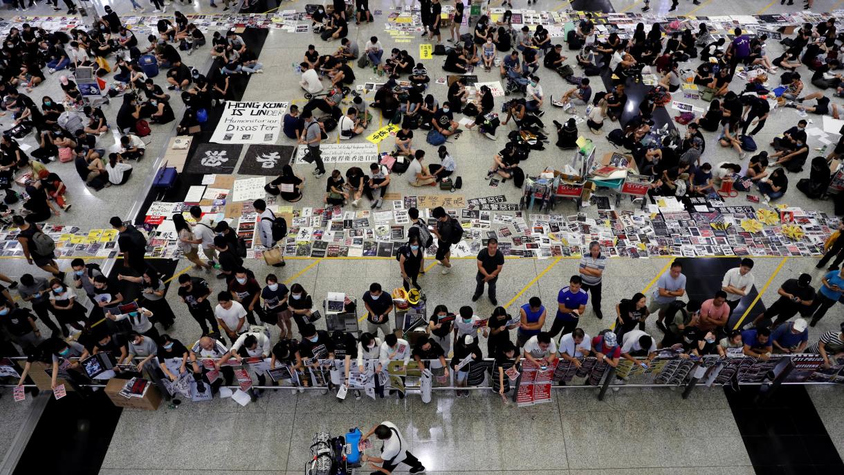 中国强烈谴责香港国际机场暴力事件