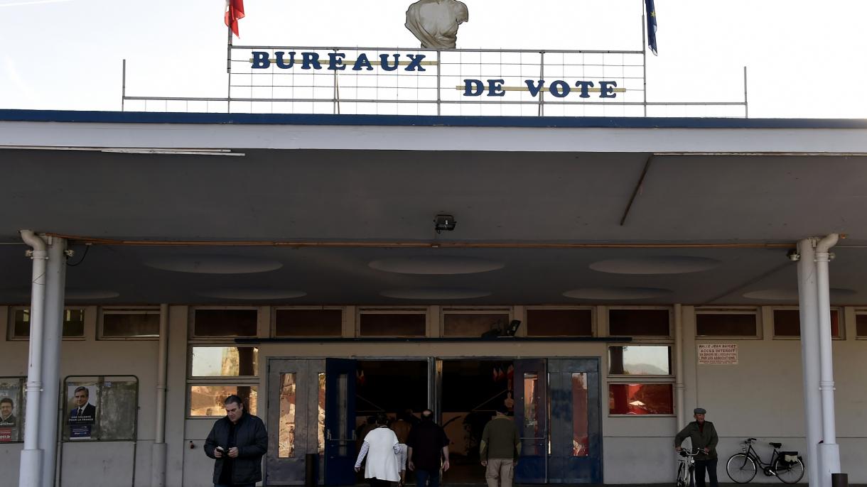 Les Français aux urnes pour le premier tour d'une présidentielle très incertaine