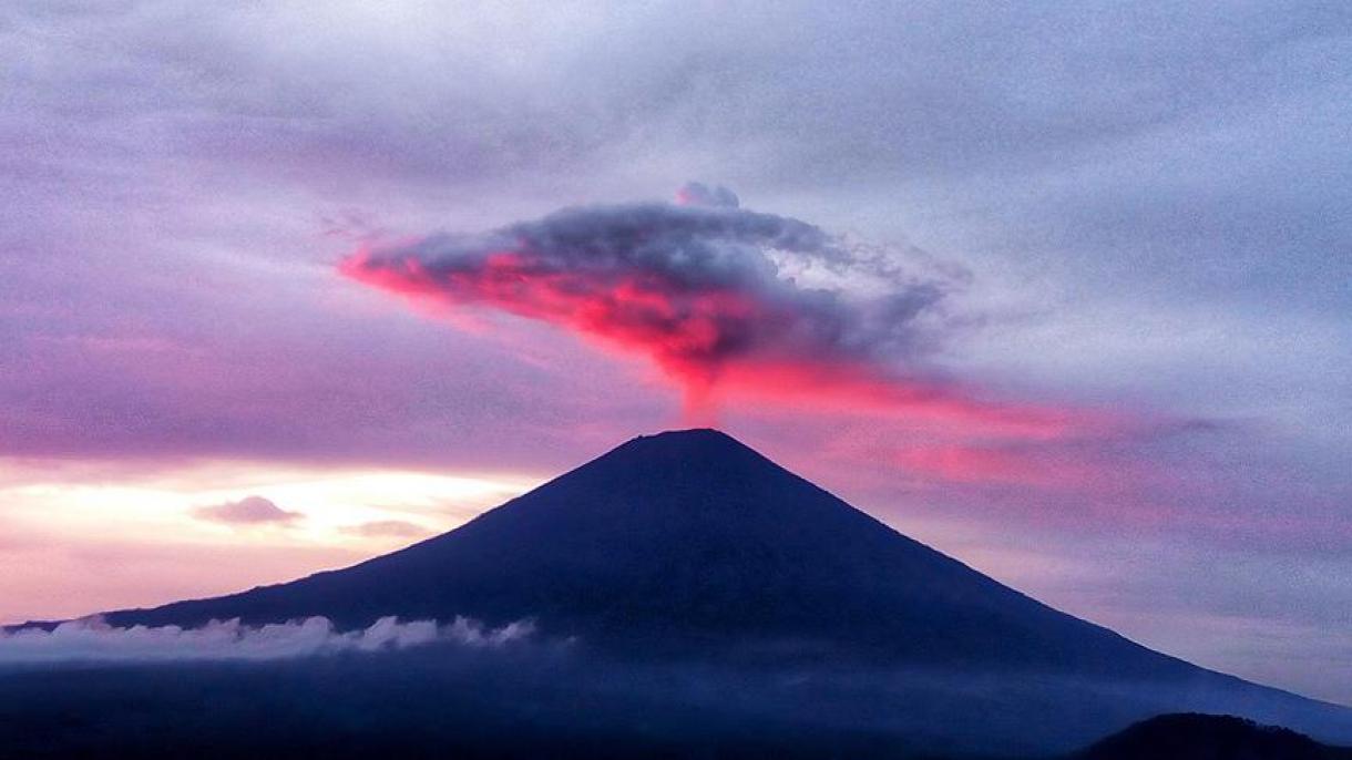 阿贡火山继续喷发