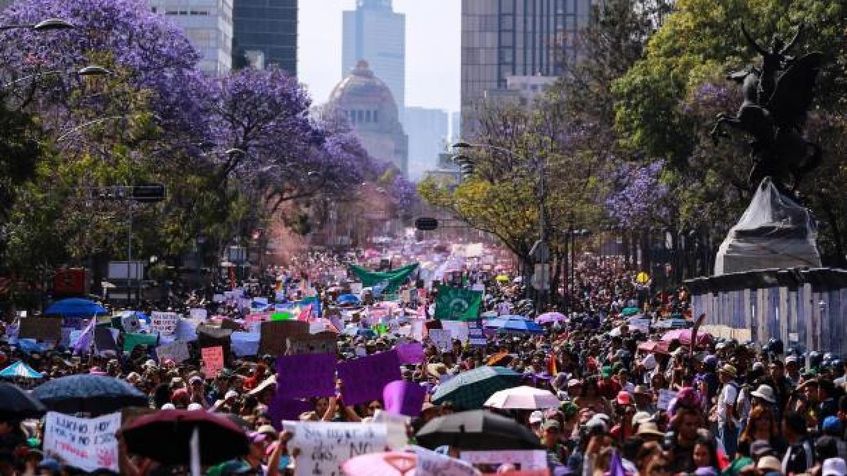 Polícia mexicana intervém em marchas realizadas para o Dia Internacional da Mulher