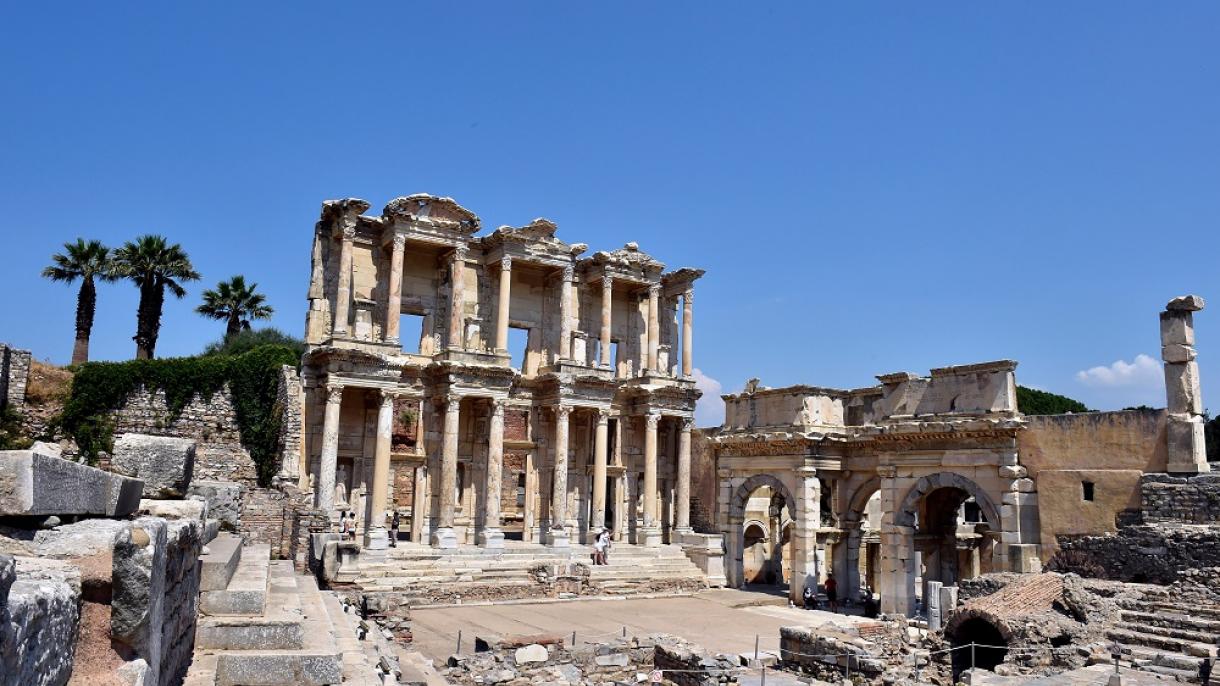 Știați că orașul antic Efes găzduia una dintre cele mai mari biblioteci din perioada antică?