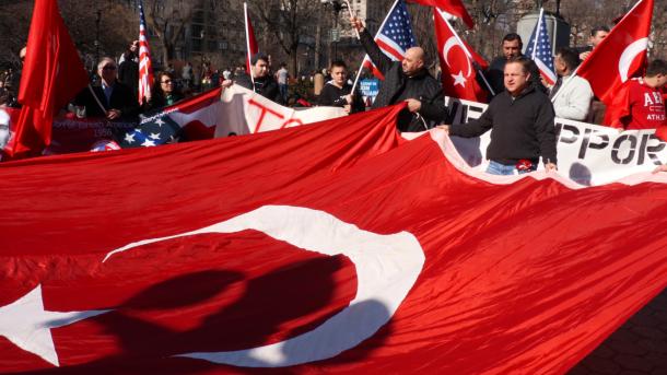 土耳其美国协会联盟组织大集会声讨土耳其恐怖袭击事件