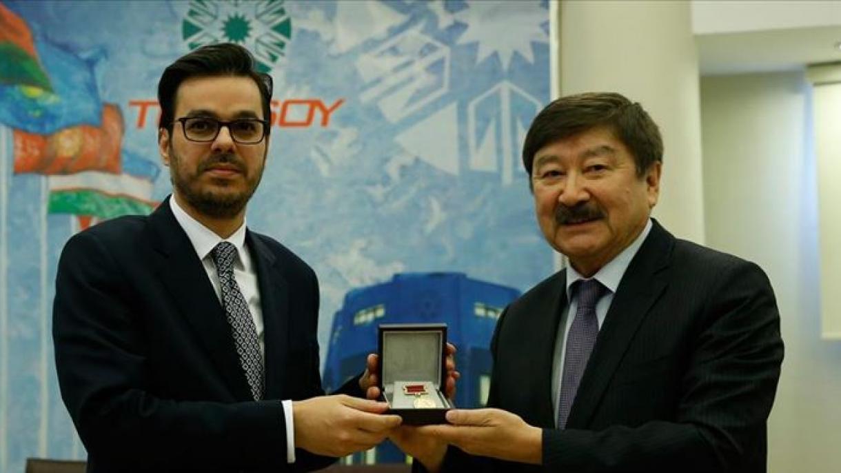 مدیرکل تی آر تی، مفتخر به دریافت مدال طلایی آیتماتوف از تورکسوی شد