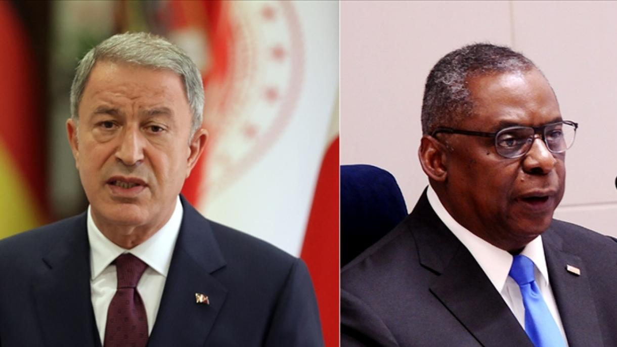 Hulusi Akar sente al telefono Lloyd James Austin