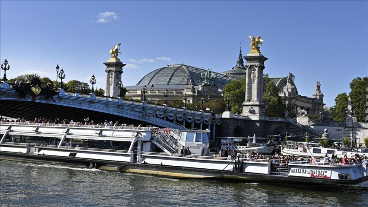Парижде туристтик жана экскурсиялык кемелердин кызматкерлери иш ташташты
