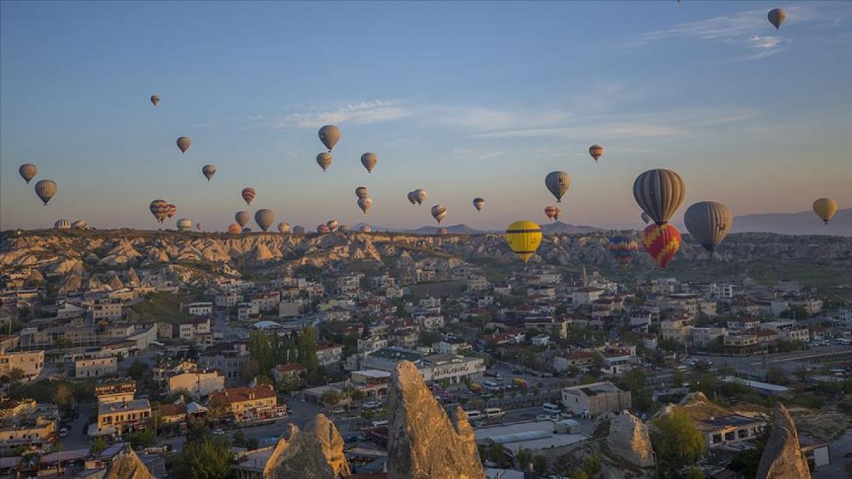 在卡帕多奇亚3万多名国内外游客参加热气球之旅