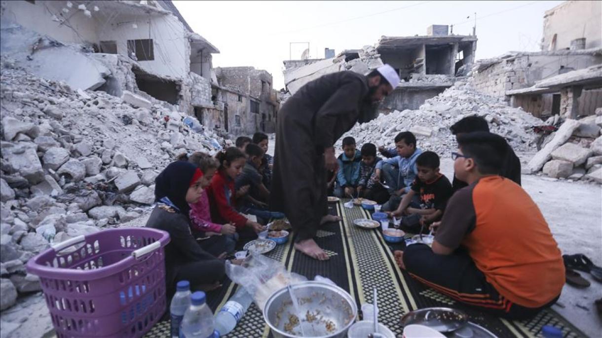 Syrie: Les repas de rupture du jeûne des orphelins d'Idleb au milieu des décombres