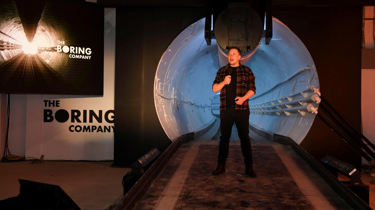 Musk përuroi prototipin e tunelit nëntokësor të ndërtuar nga kompania e tij