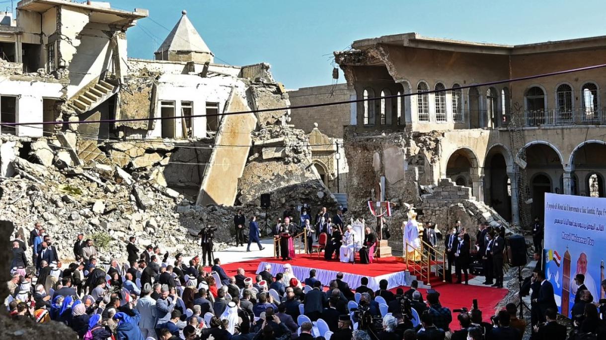 O Papa Francisco rezou pelas vítimas e pediu paz em meio às ruínas de Mosul, no Iraque