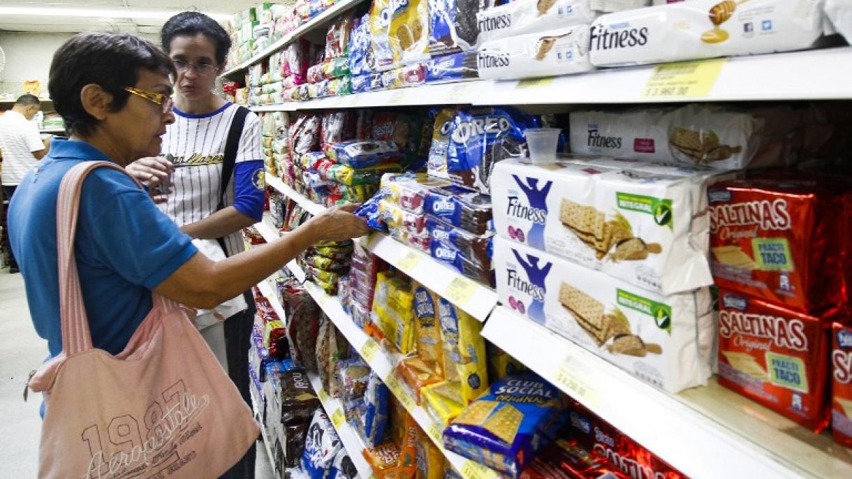 Pasando a Colombia más de 100.000 venezolanos se abastecieron de víveres