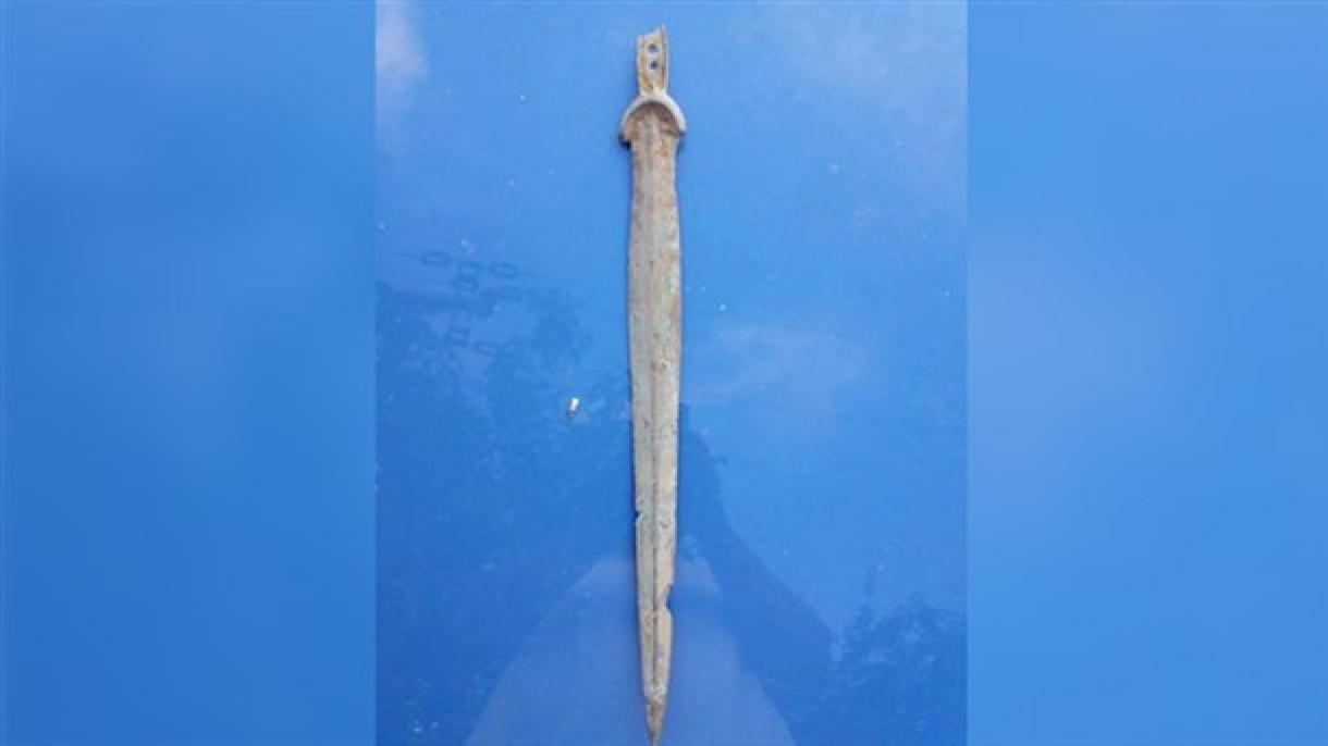 Descubren una espada de 3 mil años en Rumania