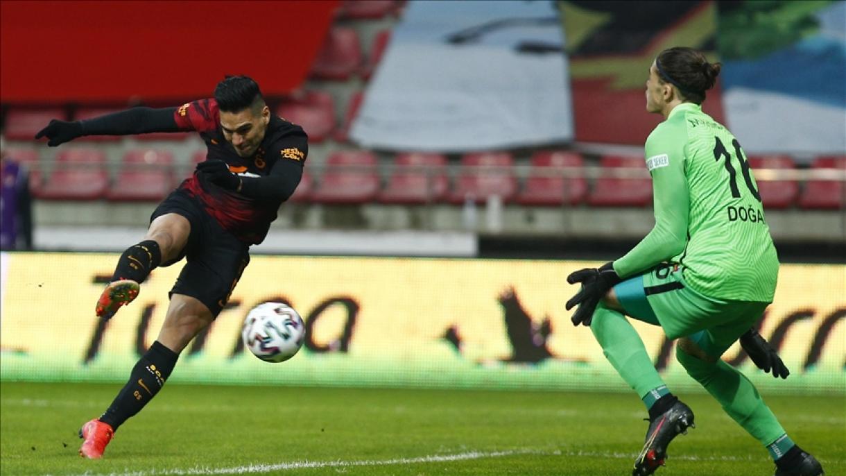 Falcao anota un gol en la última victoria del Galatasaray