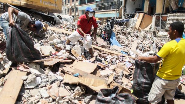 Ecuador empieza a idear la reconstrucción de zonas asoladas por el terremoto
