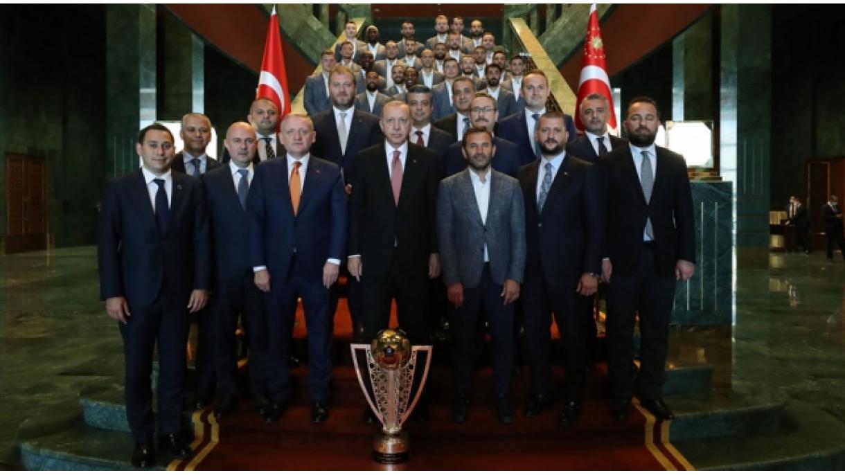 Ердоган прие в президентския дворец футболистите от шампиона Башакшехир...