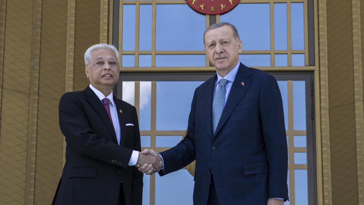 Эрдоган Малайзиянын премьер-министрин расмий азем менен тосуп алды