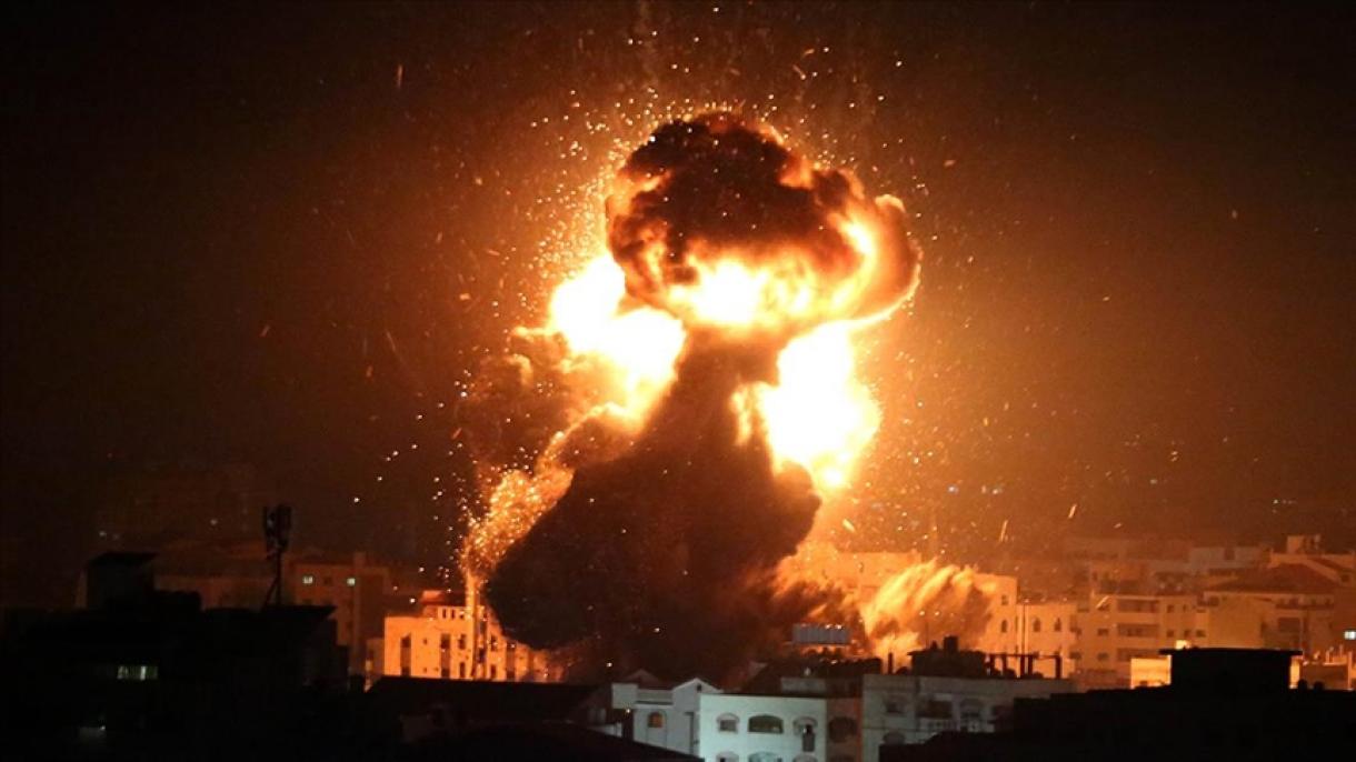 Израел бомбардира цели в Газа...