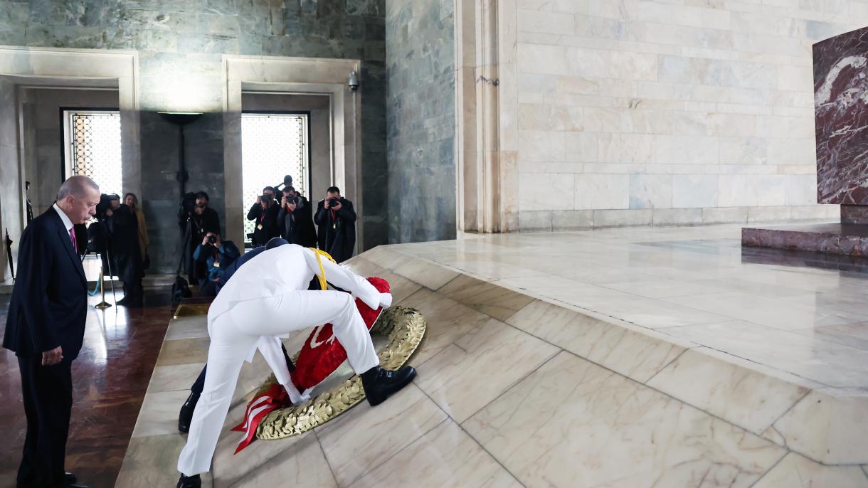 erdogan anitkabir celenk.jpg