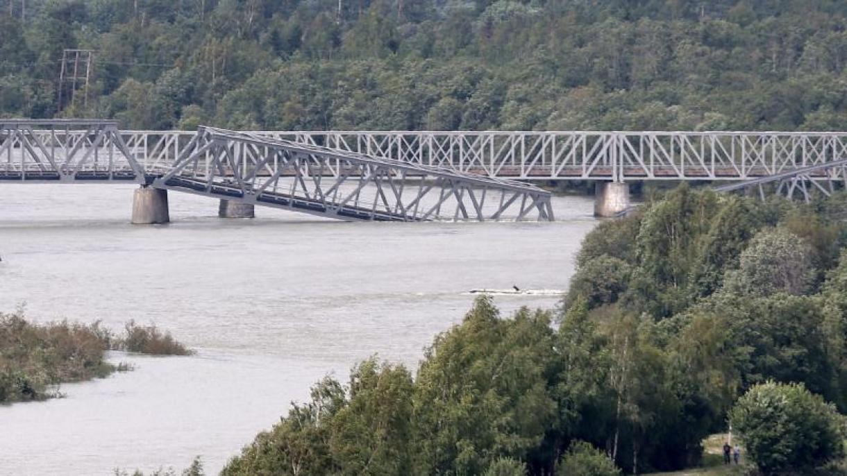 挪威一铁路桥因强降雨坍塌