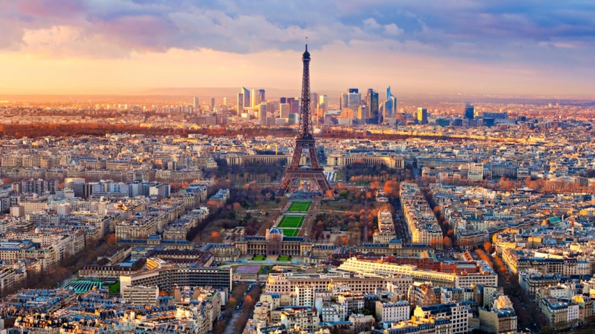巴黎市为治理空气污染启用“无人驾驶”电动公交车