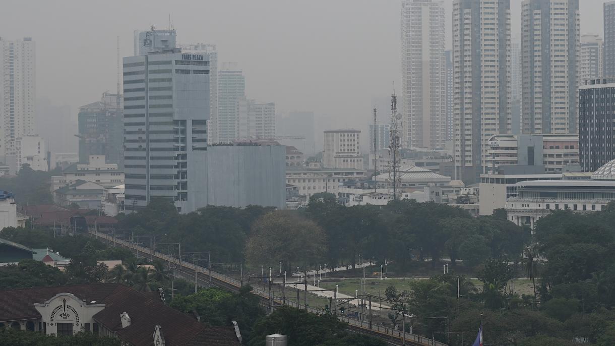 Humo volcánico alrededor del volcán Taal en Filipinas alarma a las zonas residenciales