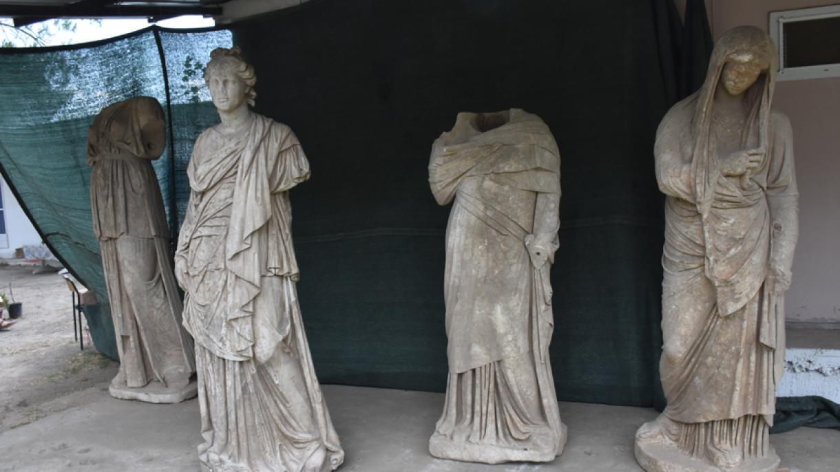 Destapan estatuas de hace 2.000 años en Aydın