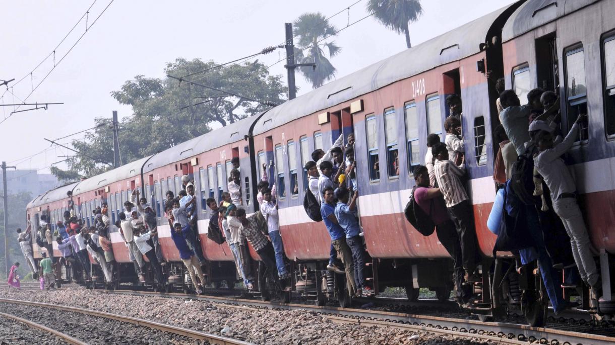 印度乘客挂火车门 摔死者人数增加