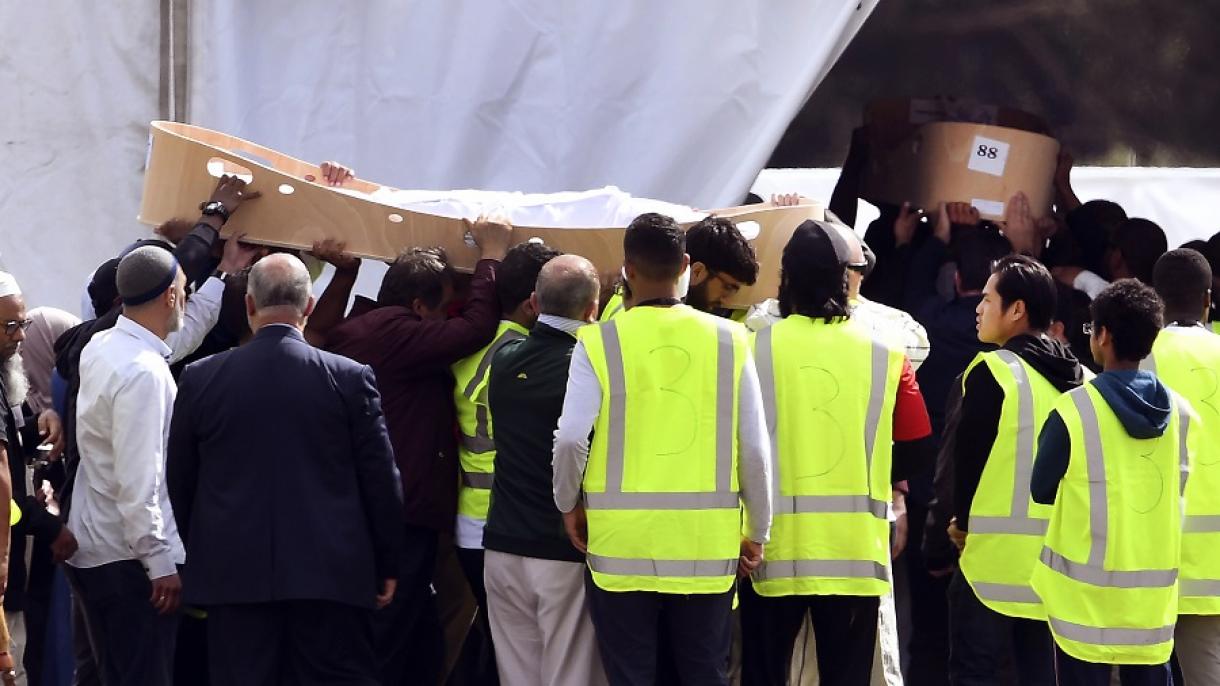 Nova Zelândia enterra as vítimas do ataque a mesquitas entre rituais islâmicos