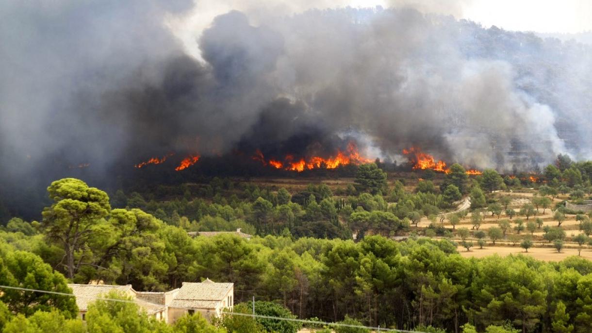 Incendio forestal en Alicante, España, se duplica en menos de 24 horas