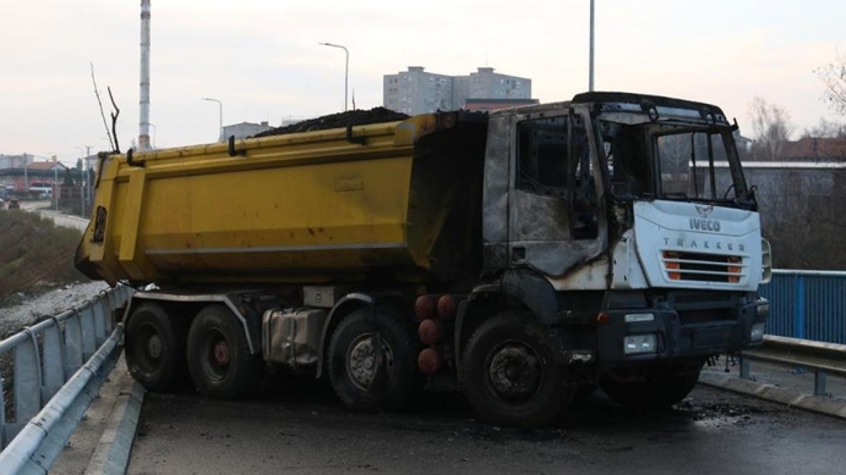 Няколко камиона от барикадите в Северно Косово са били подпалени снощи