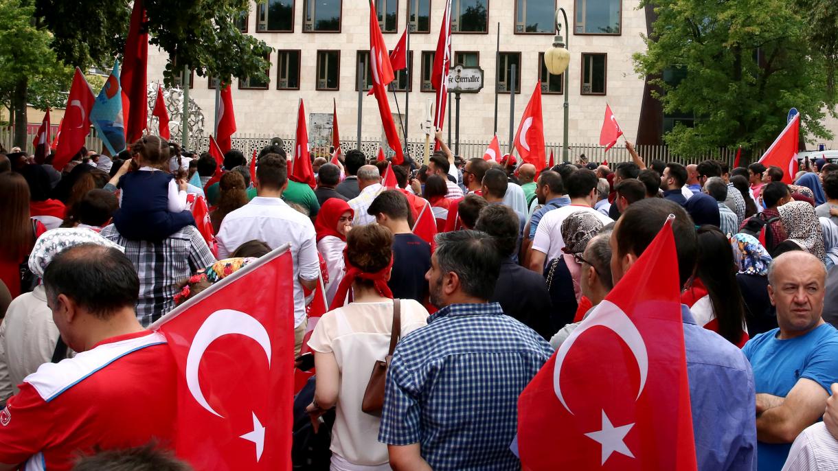 Dünya ölkələrində Türkiyədə çevriliş cəhdinə qarşı etiraz reaksiyaları davam edir
