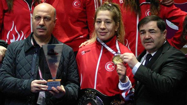 土耳其两名摔跤手在欧洲摔跤锦标赛中获得金牌