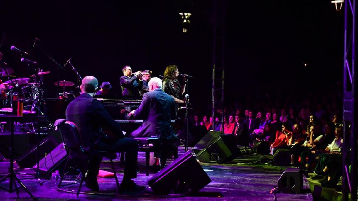 Pink Martini realiza um concerto em Bursa