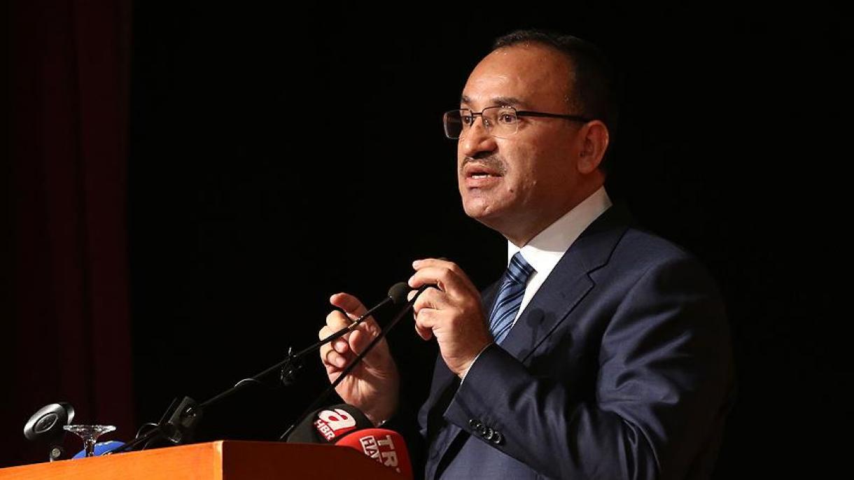 Bozdag: Terroristët e mbështetur nga Amerika varin paçavuret e PKK-së në Rakka