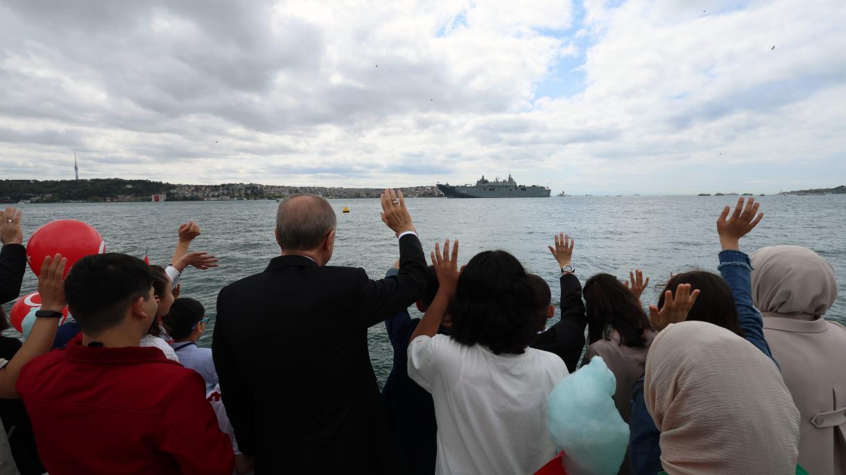 TCG Anadolu saluda al presidente Erdogan y los niños durante su paso por el Bósforo