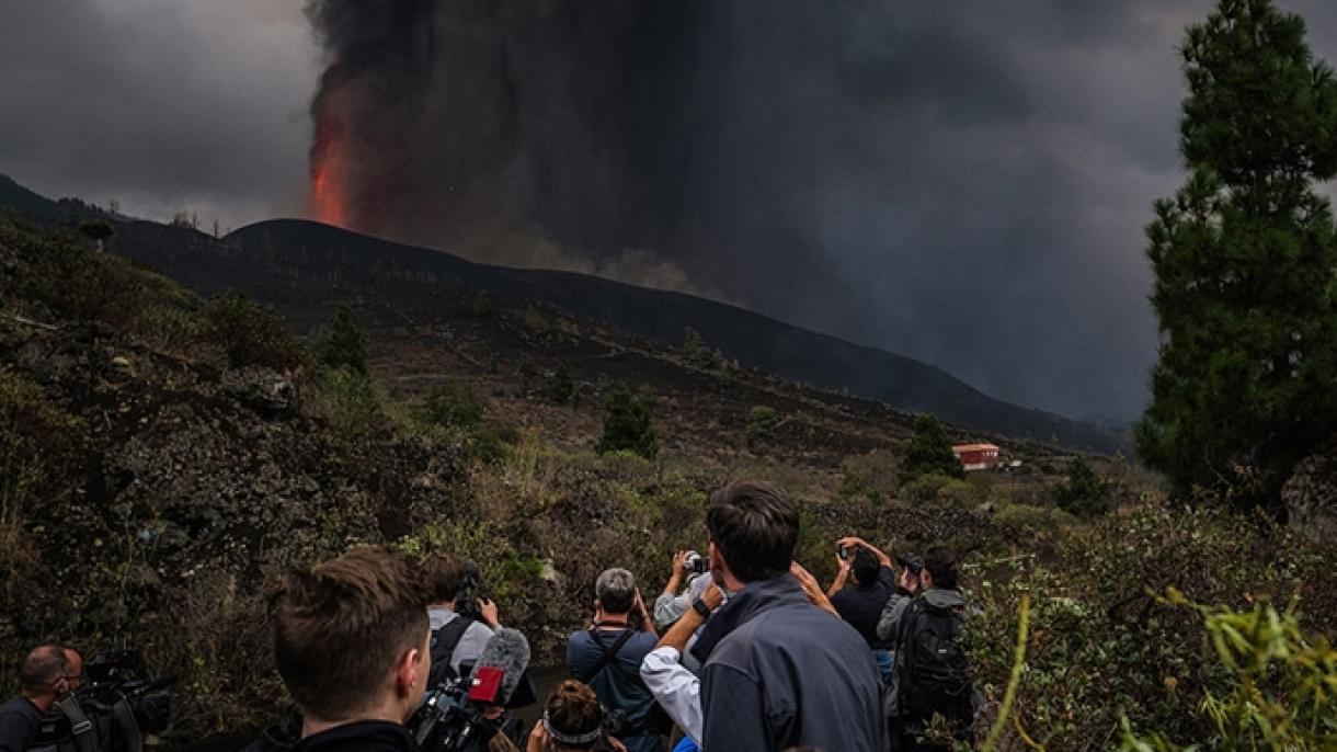 Cancelan los vuelos comerciales al aumentar las explosiones en el Volcán Cumbre Vieja en La Palma