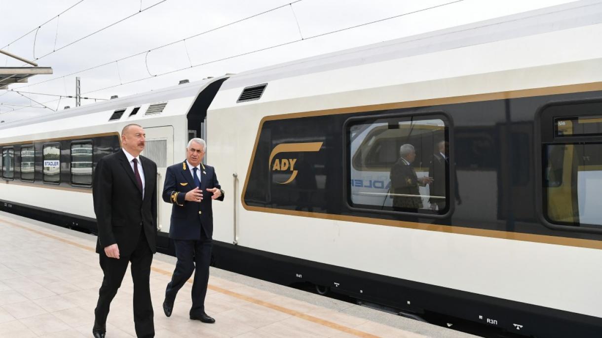 Dövlət başçısı Bakı-Tbilisi-Qars dəmir yolu xəttində hərəkət edəcək sərnişin qatarı ilə tanış oldu