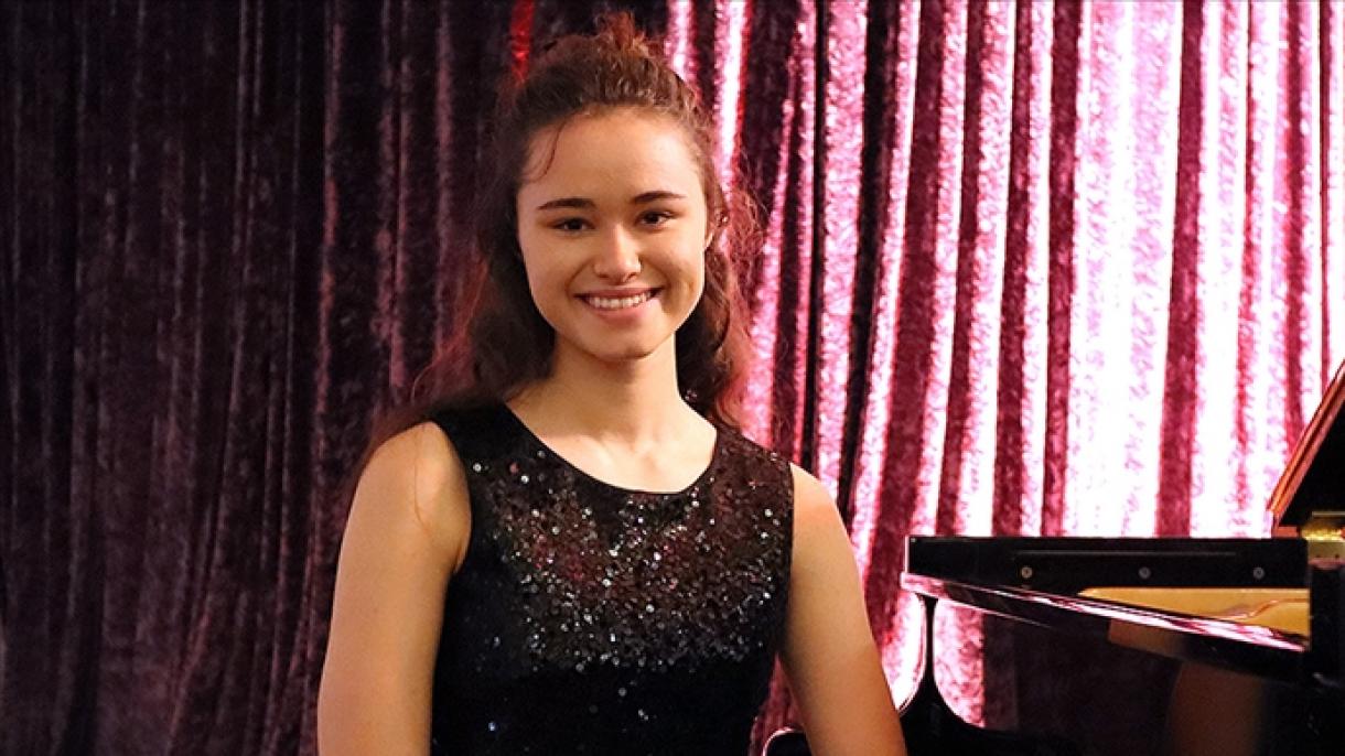 Gənc pianoçu Nehir Özzengin beynəlxalq müsabiqədə birinci yeri tutub