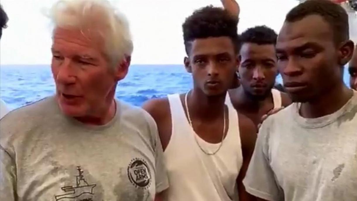 Richard Gere visita imigrantes presos no Mediterrâneo