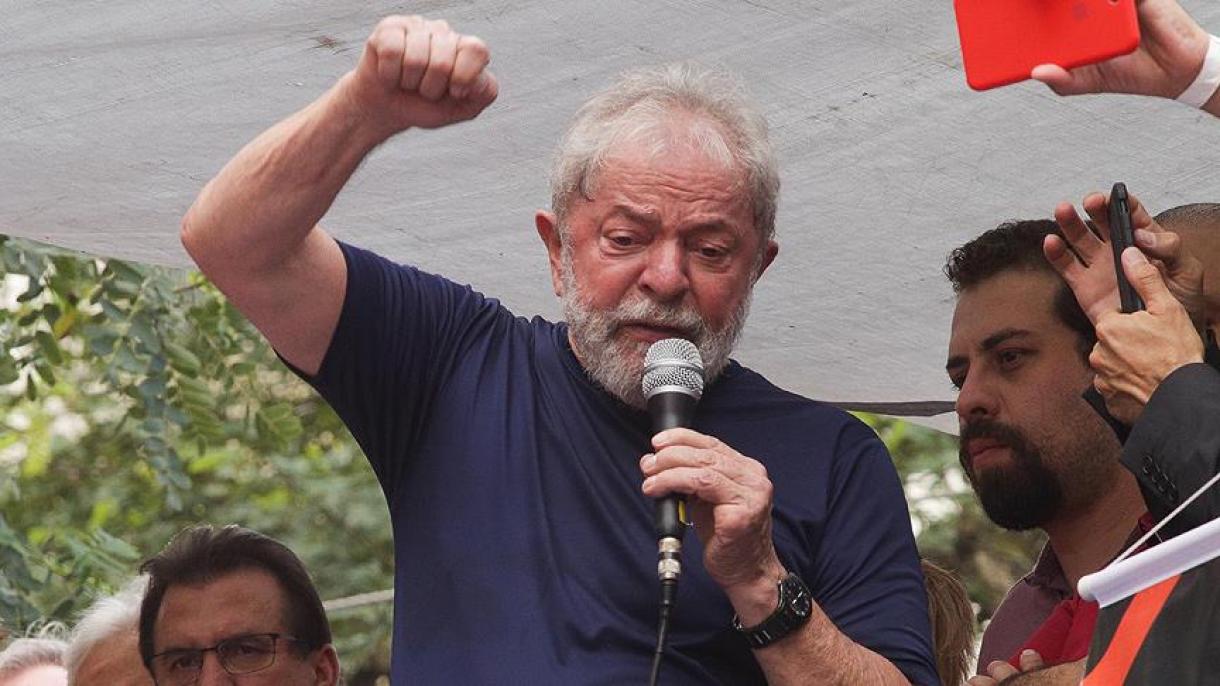 L'ex presidente brasiliano Lula si è consegnato alla polizia