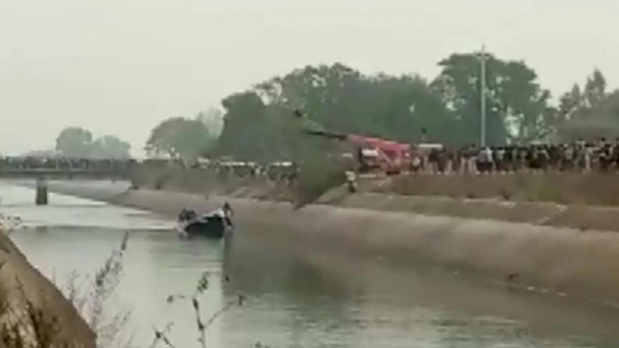 Автобус падна от мост в Индия, 40 загинали