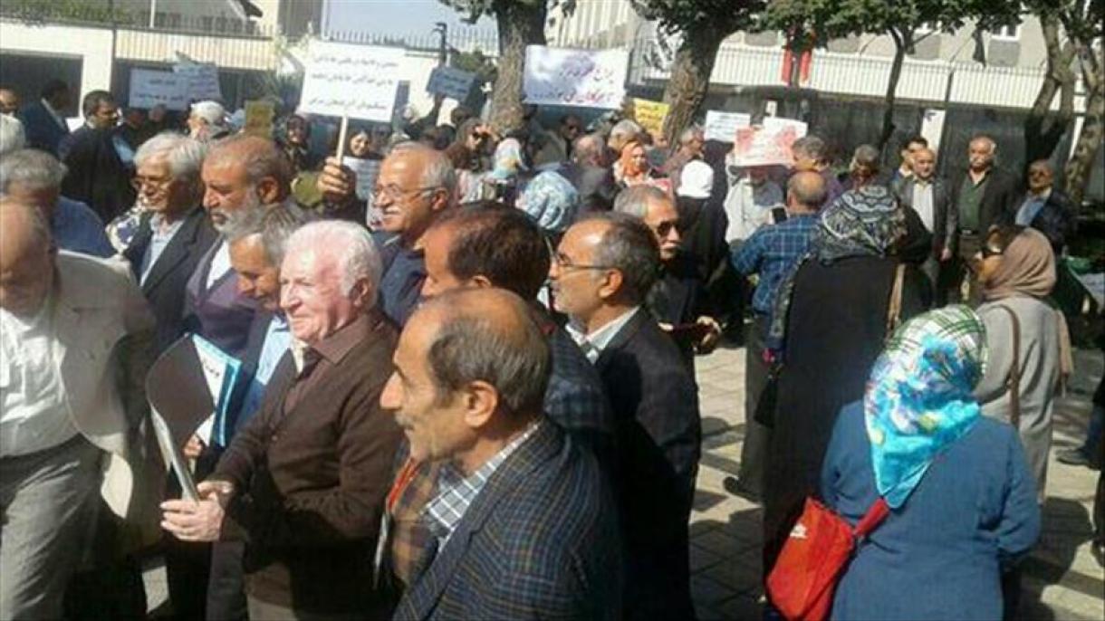 تجمع بازنشستگان ایرانی در اعتراض به پایین بودن مستمری‌ها
