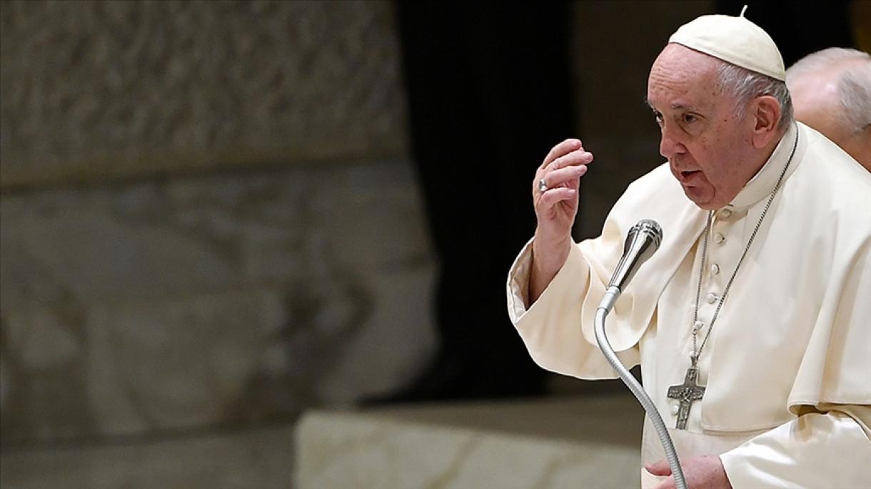 El papa dice que la economía debe estar al servicio de la sociedad y no ser "puramente liberal"