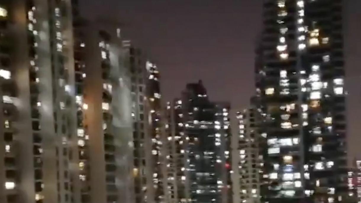 Gli shanghainesi protestano contro le restrizioni contro il Covid urlando alle loro case