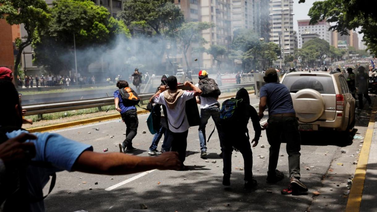 Forças de segurança confrontam-se com manifestantes anti-Maduro na Venezuela