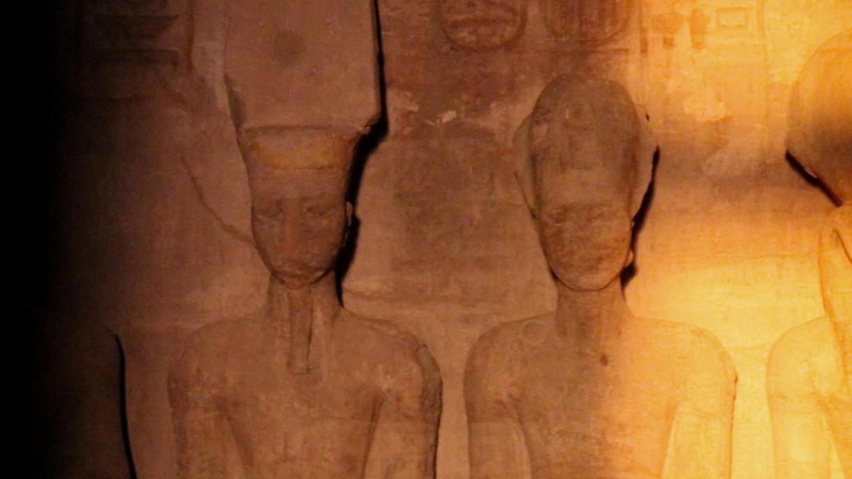 Statuja e Ramses II ndriçohet nga dielli dy herë në vit