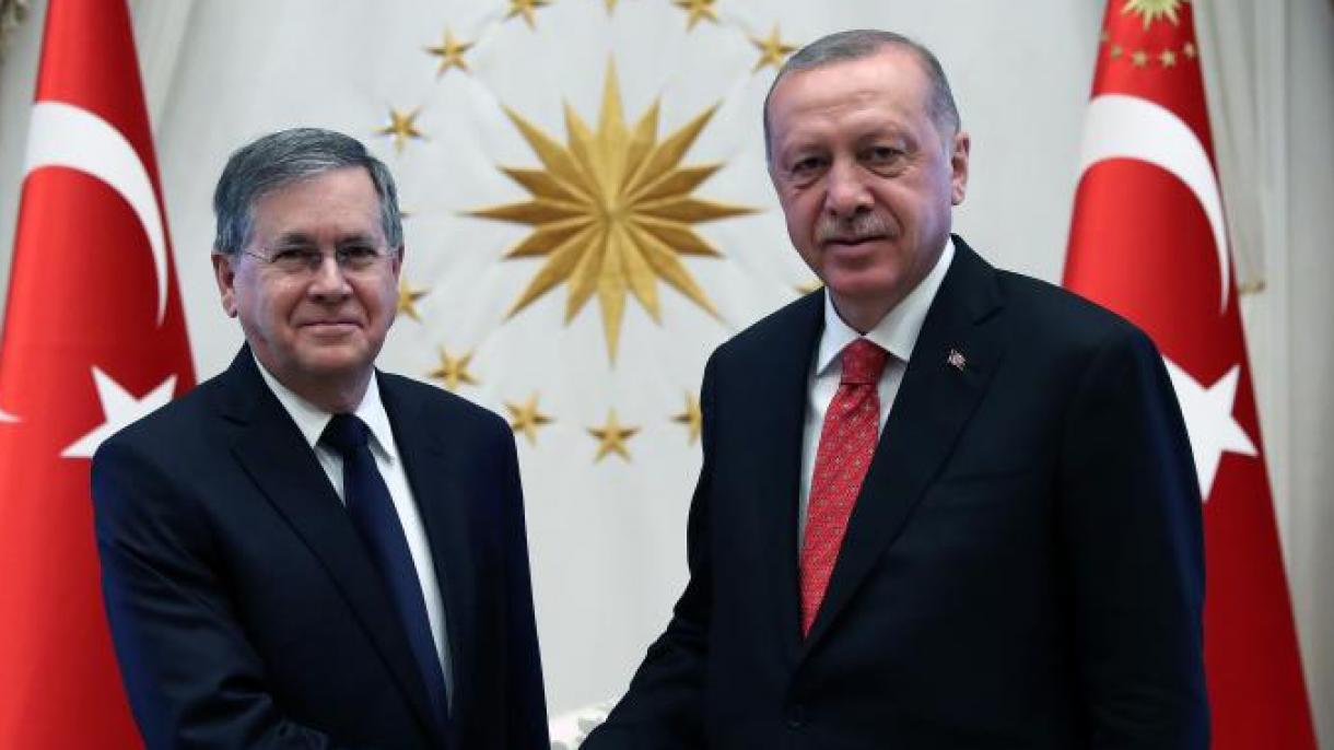 دیوید ساتر فیلد استوارنامه خود را تقدیم اردوغان نمود
