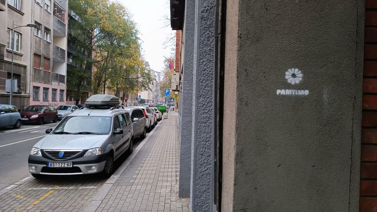 Cvijet Srebrenice na fasadama zgrada u Beogradu