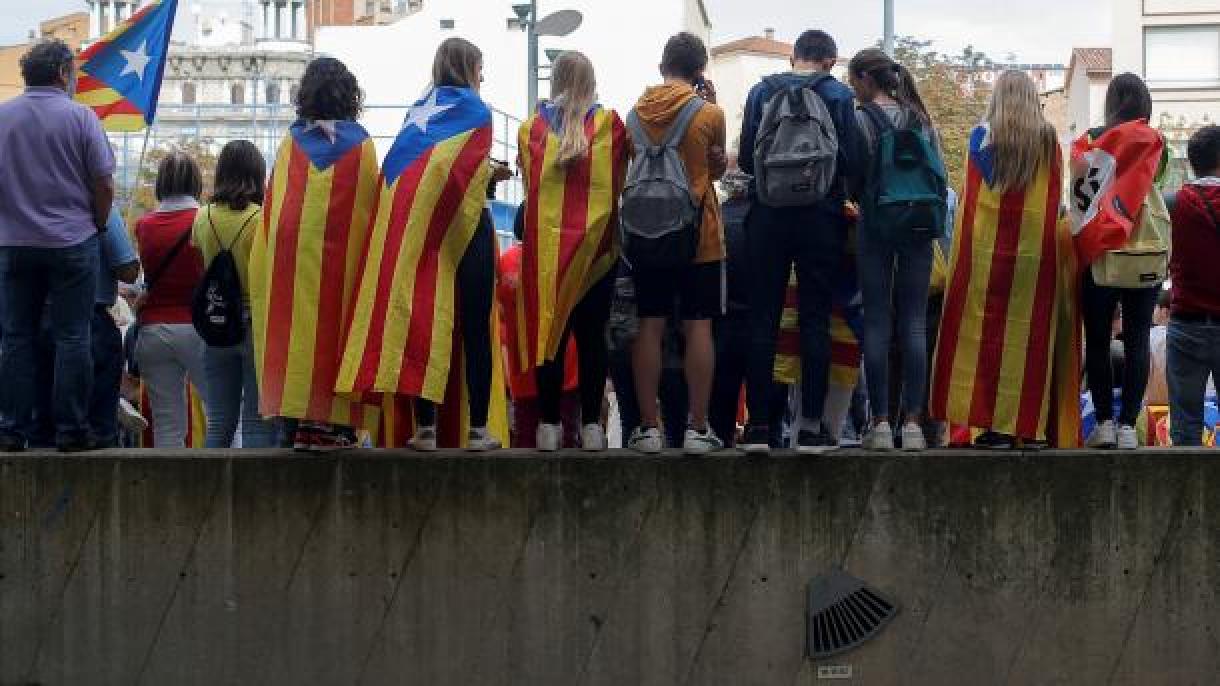 Independentistas catalães cortam trânsito ferroviário e as ruas de Barcelona
